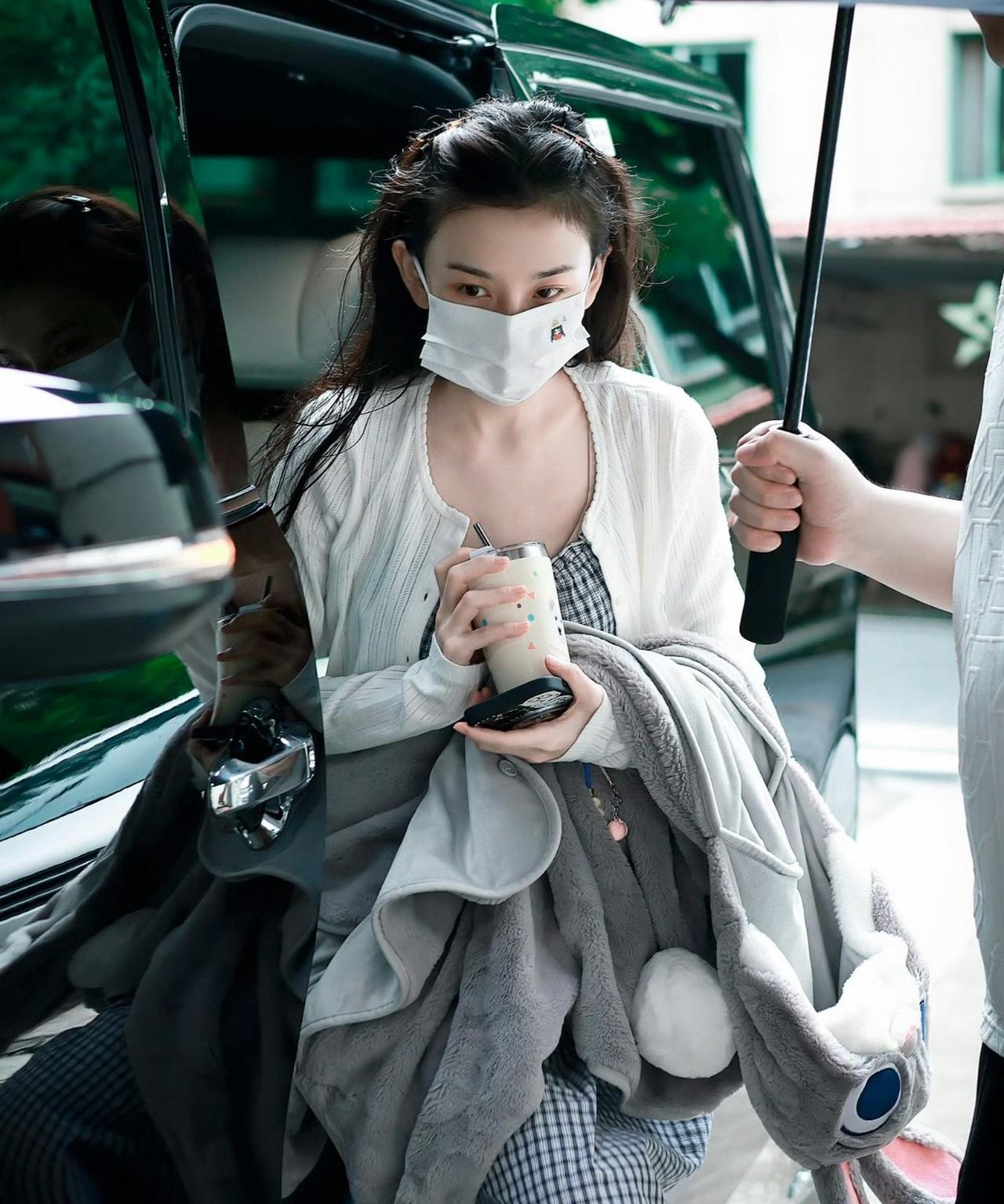 宋祖儿7.26进妆，穿格子裙变邻家女孩。宋祖儿近日打扮甜美可爱，穿着格子吊带裙，