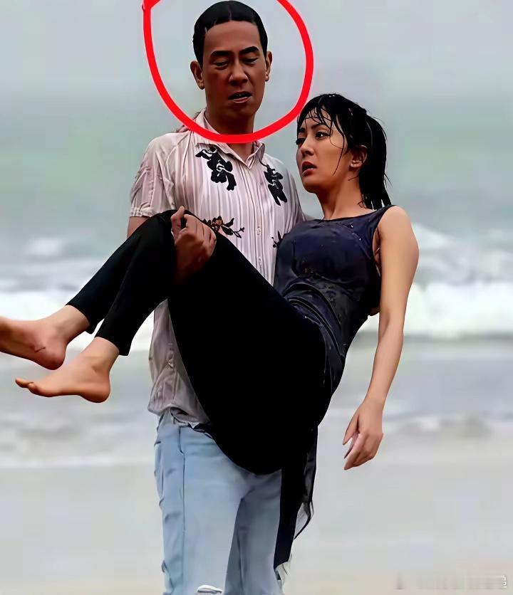 6度的海水，导演喊卡，陈小春抱着杨幂一遍遍从水里出来。陈小春后来对着镜头直摇头：