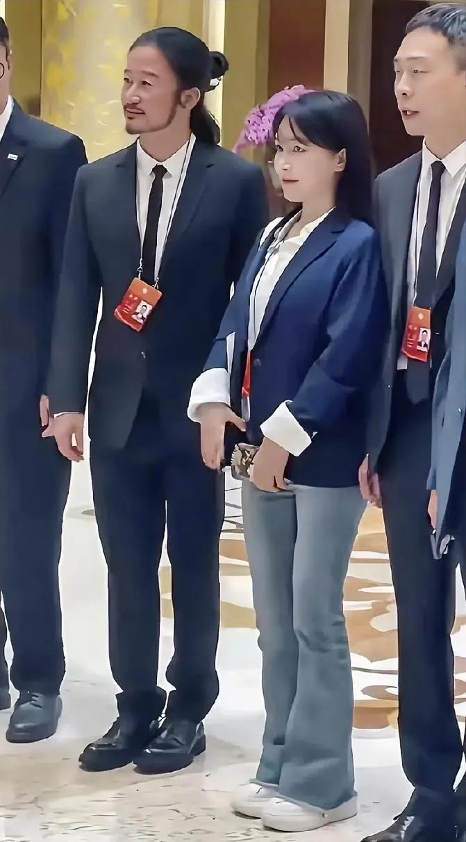 李子柒这四川姑娘挺厉害，一个老人家带大的农村姑娘，能和张铎吴京这样的大明星合影，