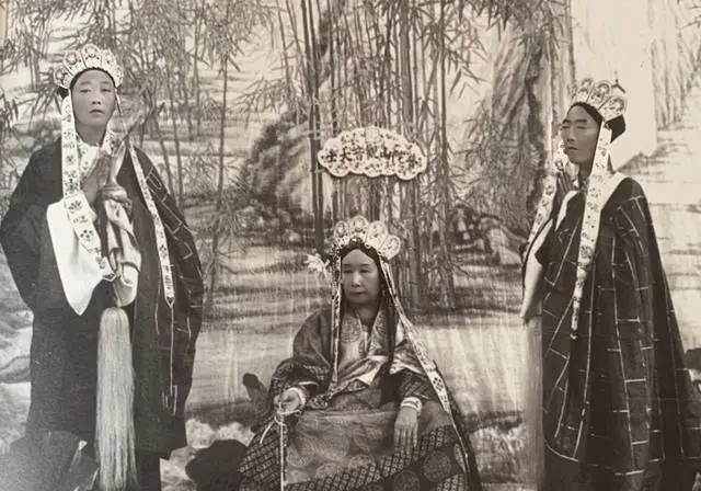 一天晚上，李莲英故意把慈禧灌醉，拿出笔墨，谄媚地说：莲英最爱老佛爷的字，老佛爷要