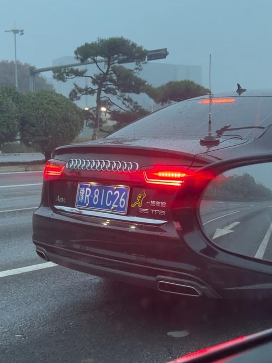 还以为眼花了原来是看见林俊杰的车了