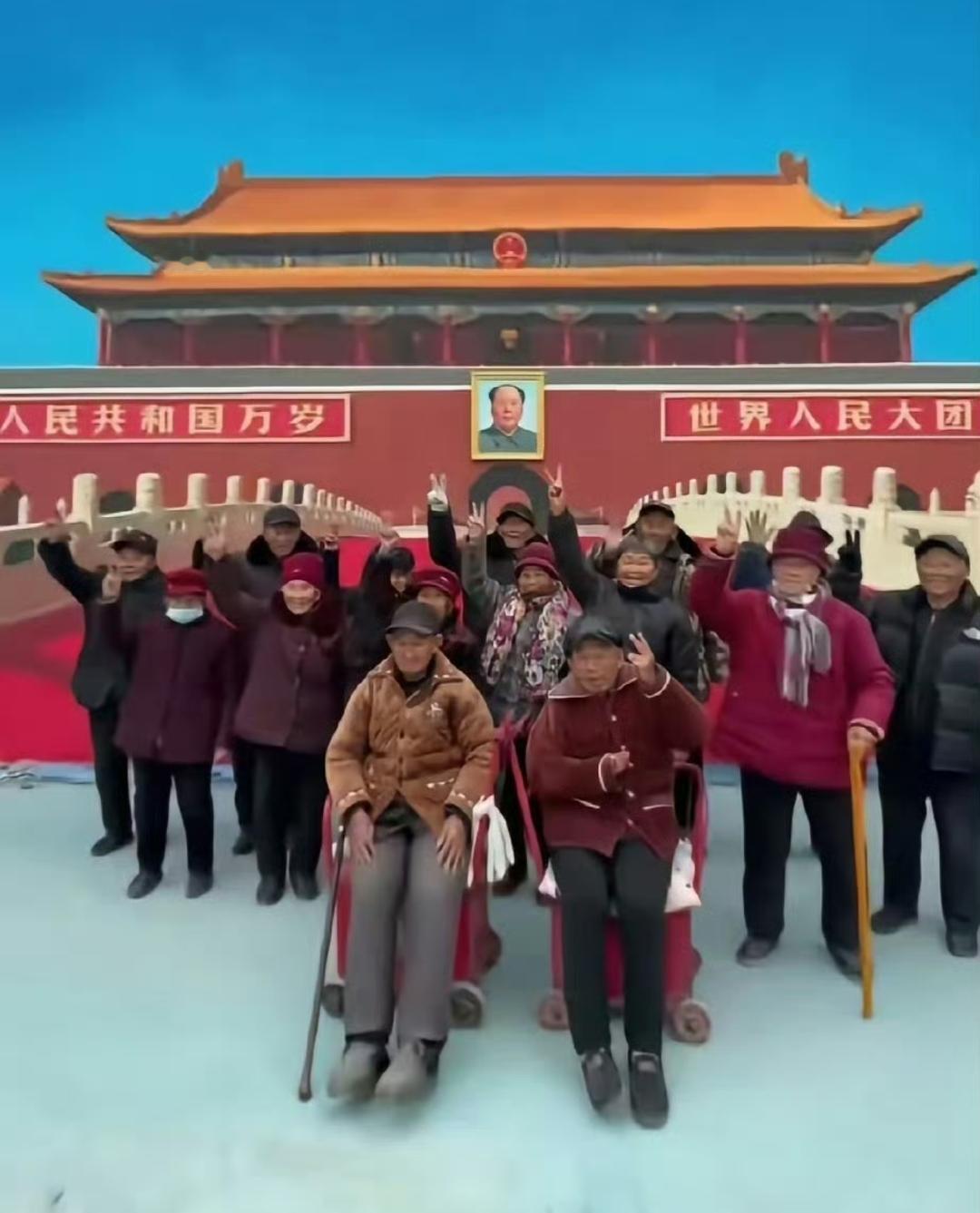 河南商丘吴营村的村口，一面18米长、8米高的巨幅墙绘火遍全网。朱红的城楼、飘扬的