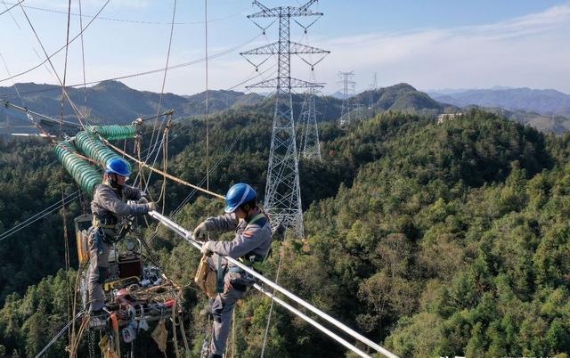为何中国宁愿把电力输向越南，让越南夜晚灯火辉煌，却对朝鲜几乎绝不供电？ 先说