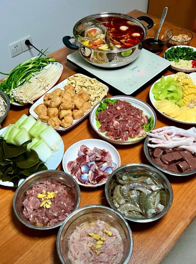 广东，台风天，打边炉。猪大肠、鸡胗，大家说会不会很腥呢？
