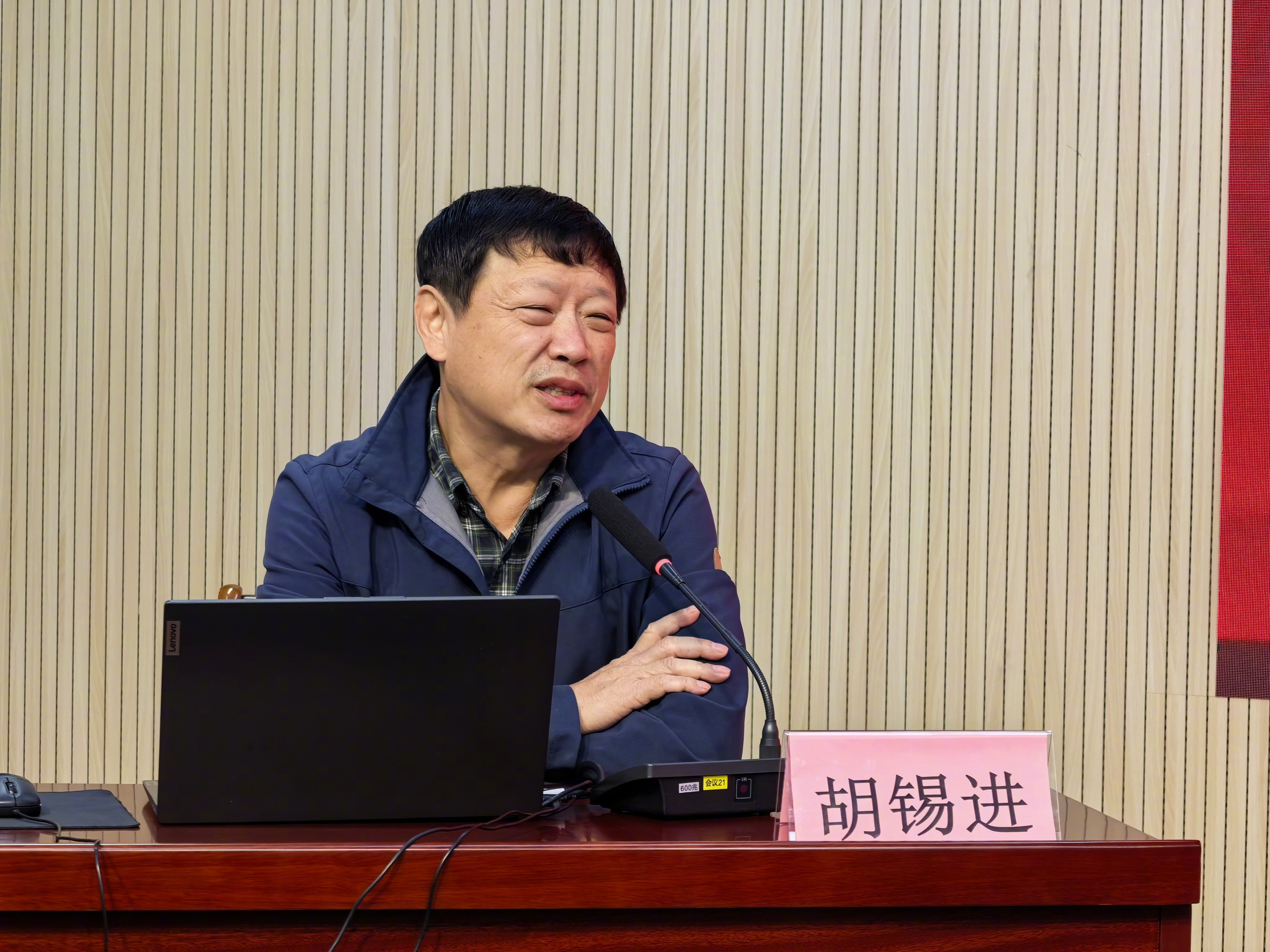 老胡今天在陕西为一个媒体培训班做讲座。我说，互联网舆论场的本质是广场，众生喧哗，