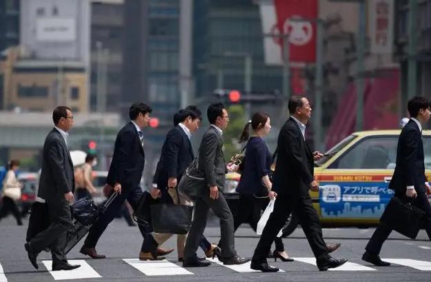在日本打拼的朋友最近回国了，聊起那边的事儿，他撂下一句大实话：最慌的压根不是日本