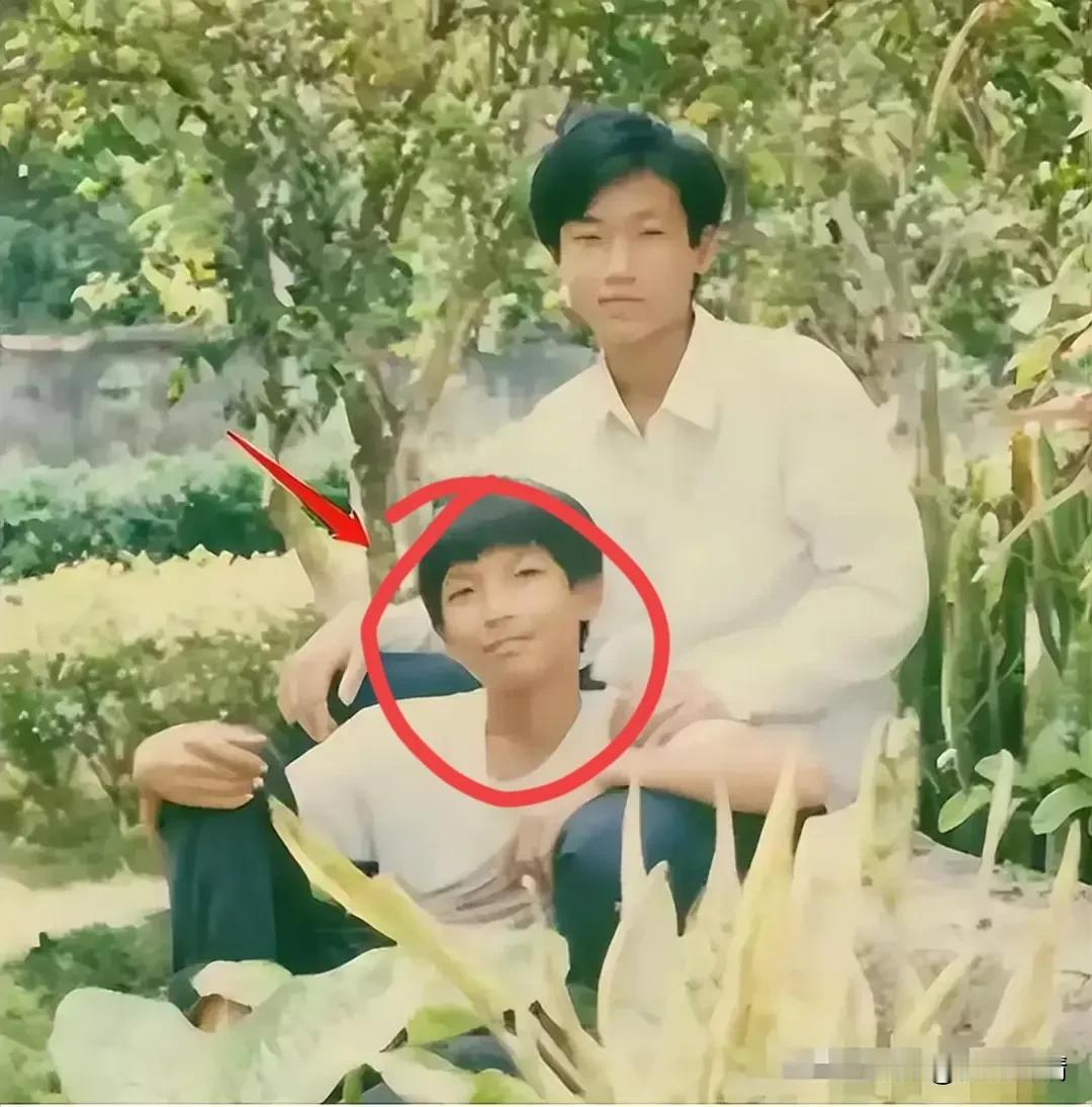 陈楚生能当歌王，最该感谢的人不是郑钧，也不是陆虎，而是他的哥哥陈楚龙。
