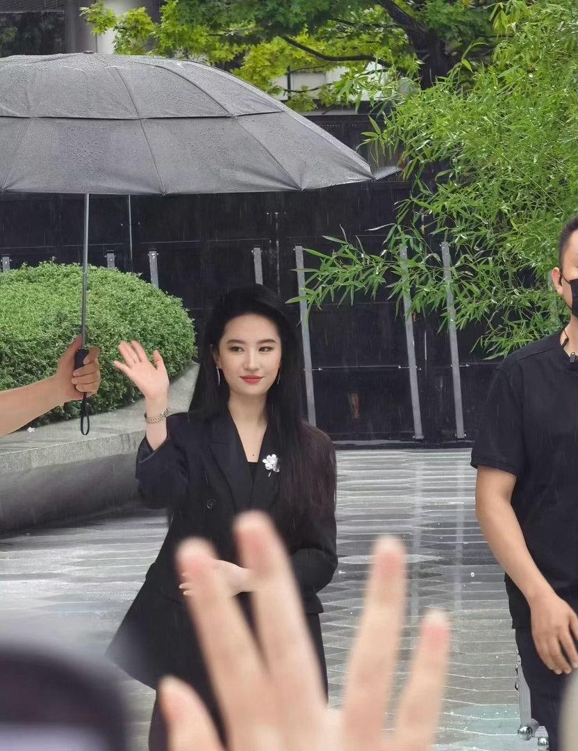 刘亦菲已到最佳赏味期wow刘亦菲现场生图美得人…不能呼吸了点到为止的艳，不可方