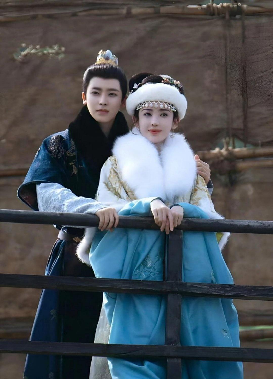 别再用“霸道总裁”脑补古装剧了。《玉茗茶骨》一张剧照，侯明昊打横抱起娜扎，全网