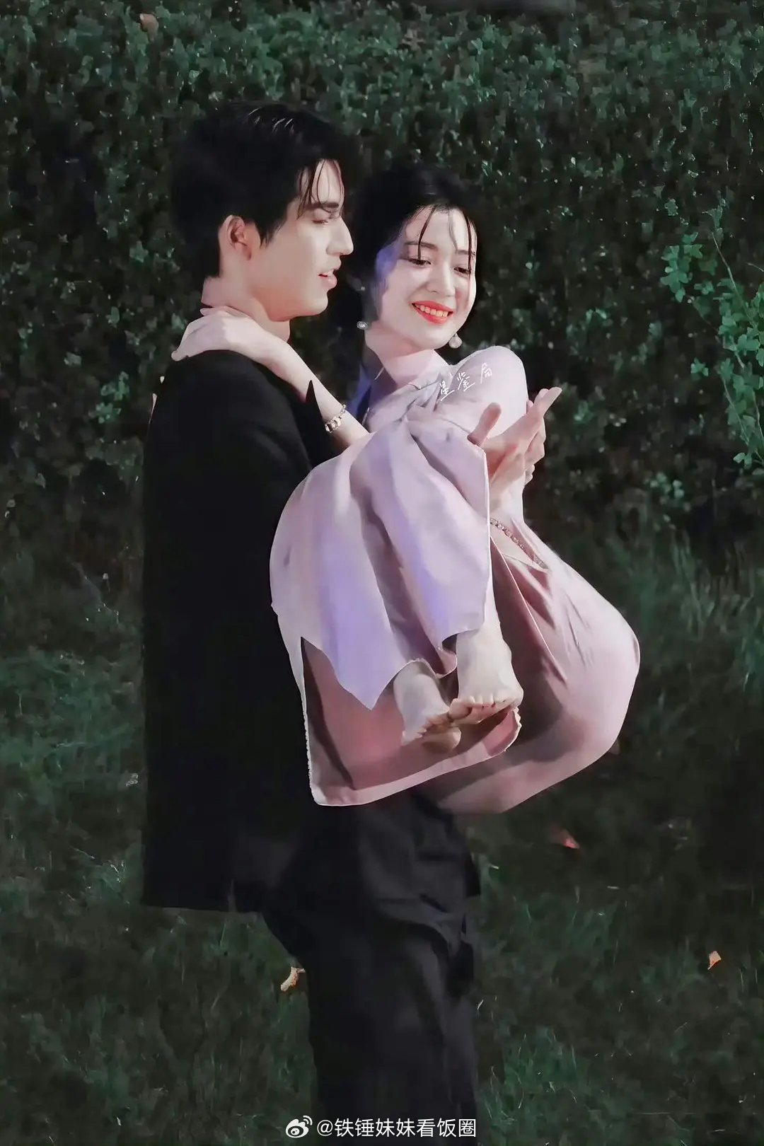 营销也太用力了，全是明晃晃的自夸，颜值是不错，但离大美人还差得远。。。