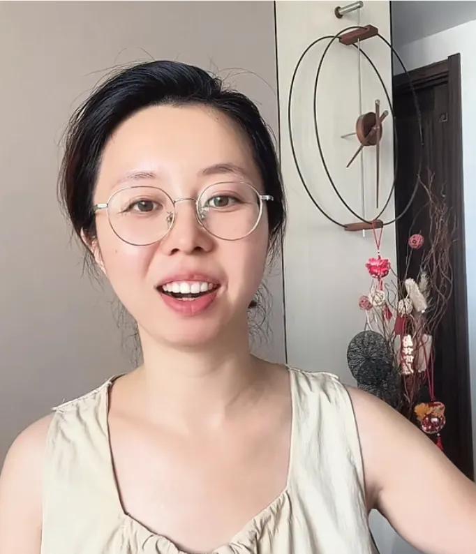 田静今天下午趁着孩子们不在家，在家赶紧直播！有人说这个女人真丑！田静回复：