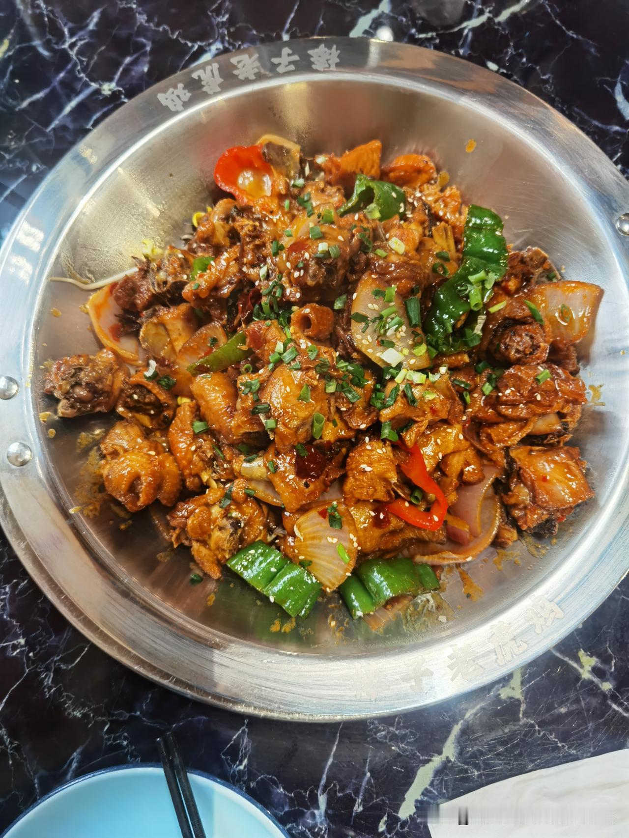 今天没啥大事，就想晒晒全家的快乐！一家三口凑个空，直奔楼下那家干锅鸡店，刚进门就