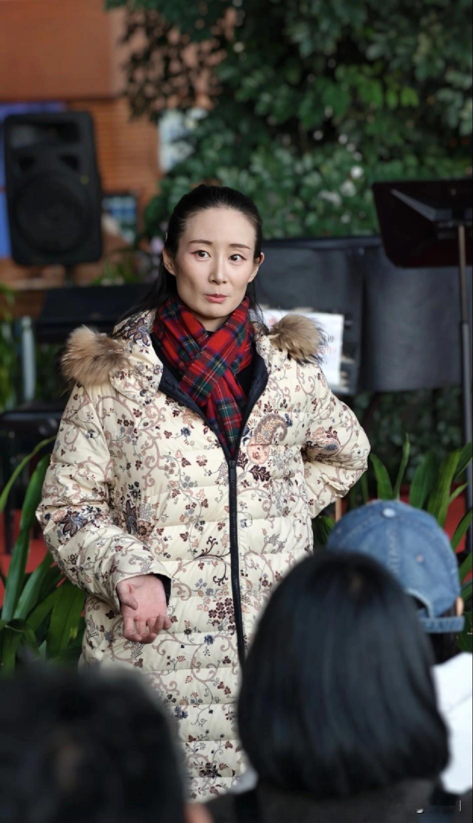 《乡村爱情》王小蒙饰演者王亚彬，身材比例真好，头好小啊。放大图片我们可以发现