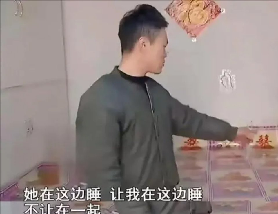 新婚之夜，新娘就说：“我们数数礼金吧！”新郎一听，立刻把红包拿到妻子面前。俩人数