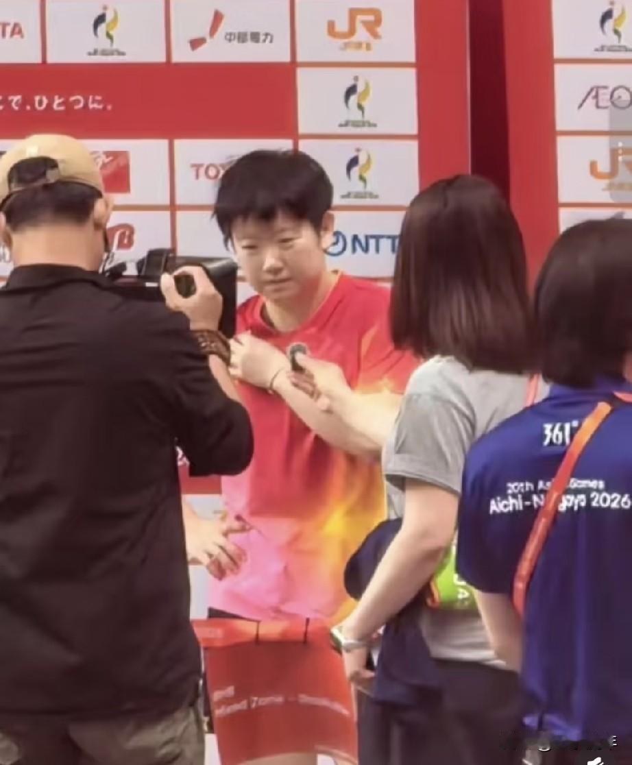 坏了！莎莎手臂真的受伤了，接受采访时，她抬了一下手臂，表情痛苦，她原本
