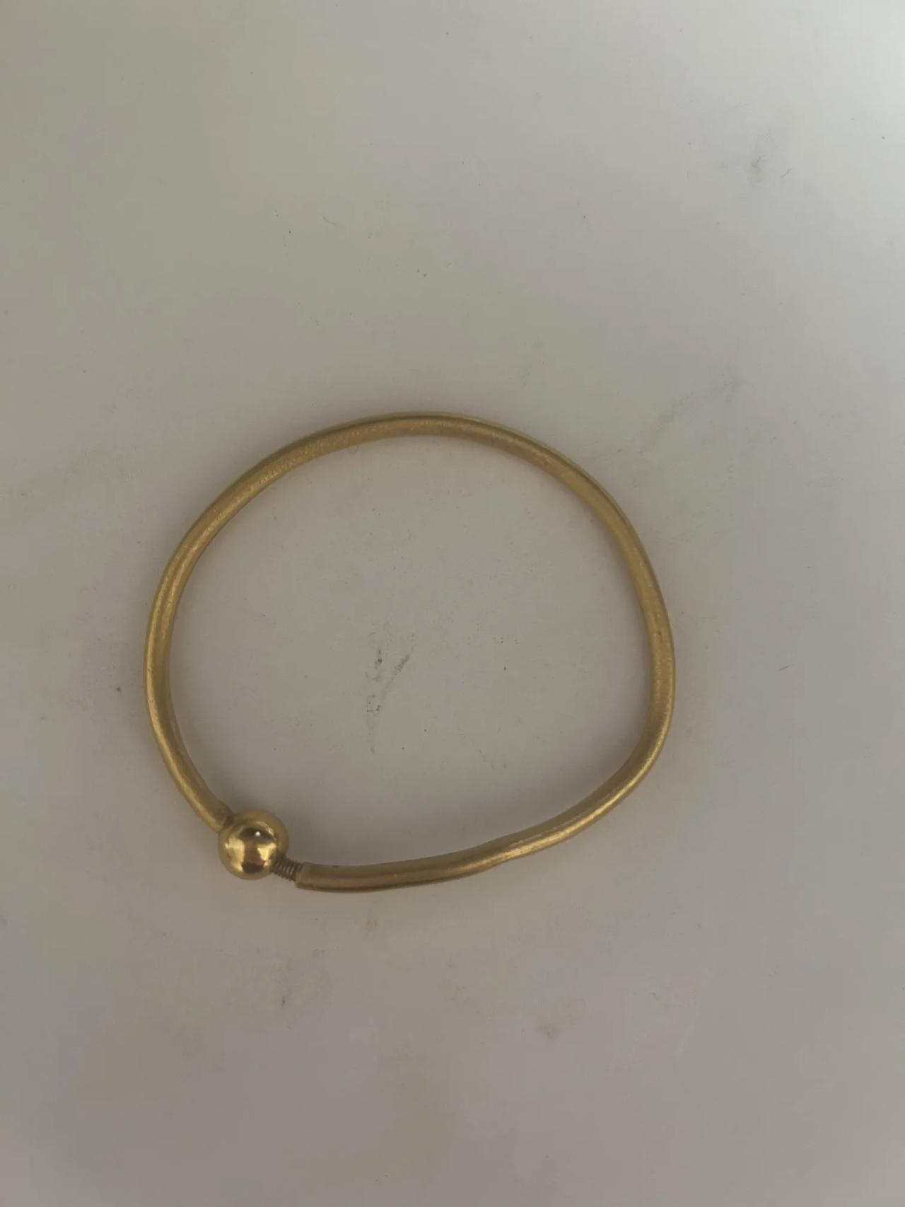 几年前买的手镯，不小心睡觉压到了，变形成这样了，今天去店了问了，第一个店员说，修