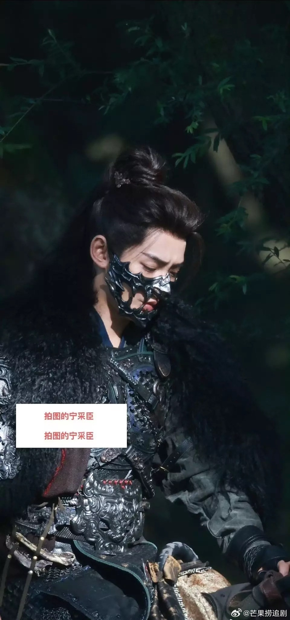 邓为被晒成labubu。40度高温，邓为《风月不相关》铠甲外景，隔着屏幕都觉得热
