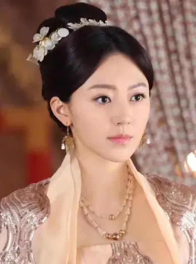 成都一女子被闺蜜劝着砸了四万块，从脖子到脚背纹满花图腾，本想给老公一个“惊喜”，