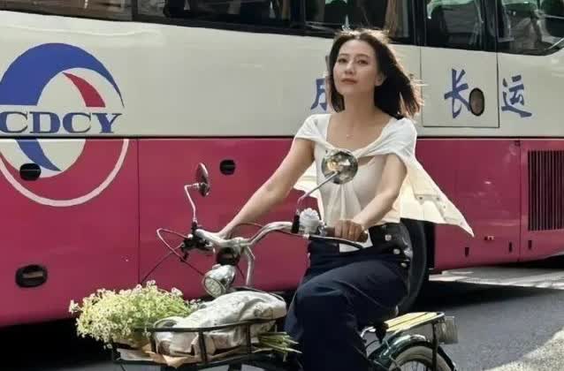 45岁的高圆圆在成都街头骑自行车的时候被人拍了下来，照片里她的穿着打扮特别日常，
