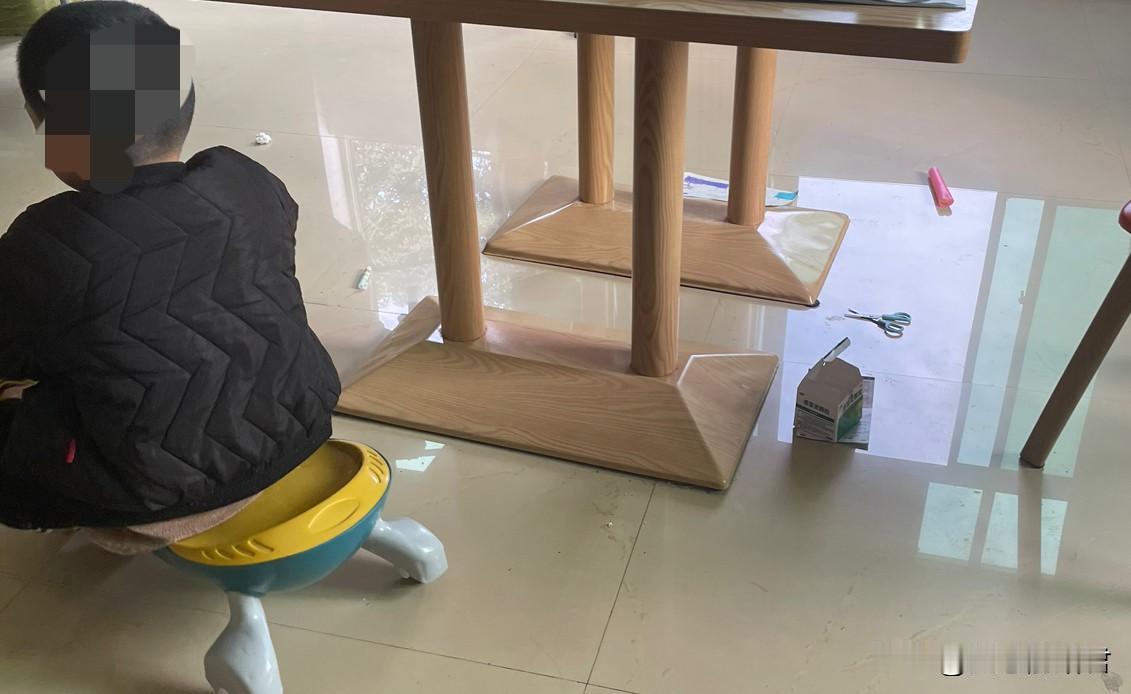 女人离婚后没能力养孩子，千万不要跟男方争夺孩子的抚养权。一女子，和前夫离婚9年，