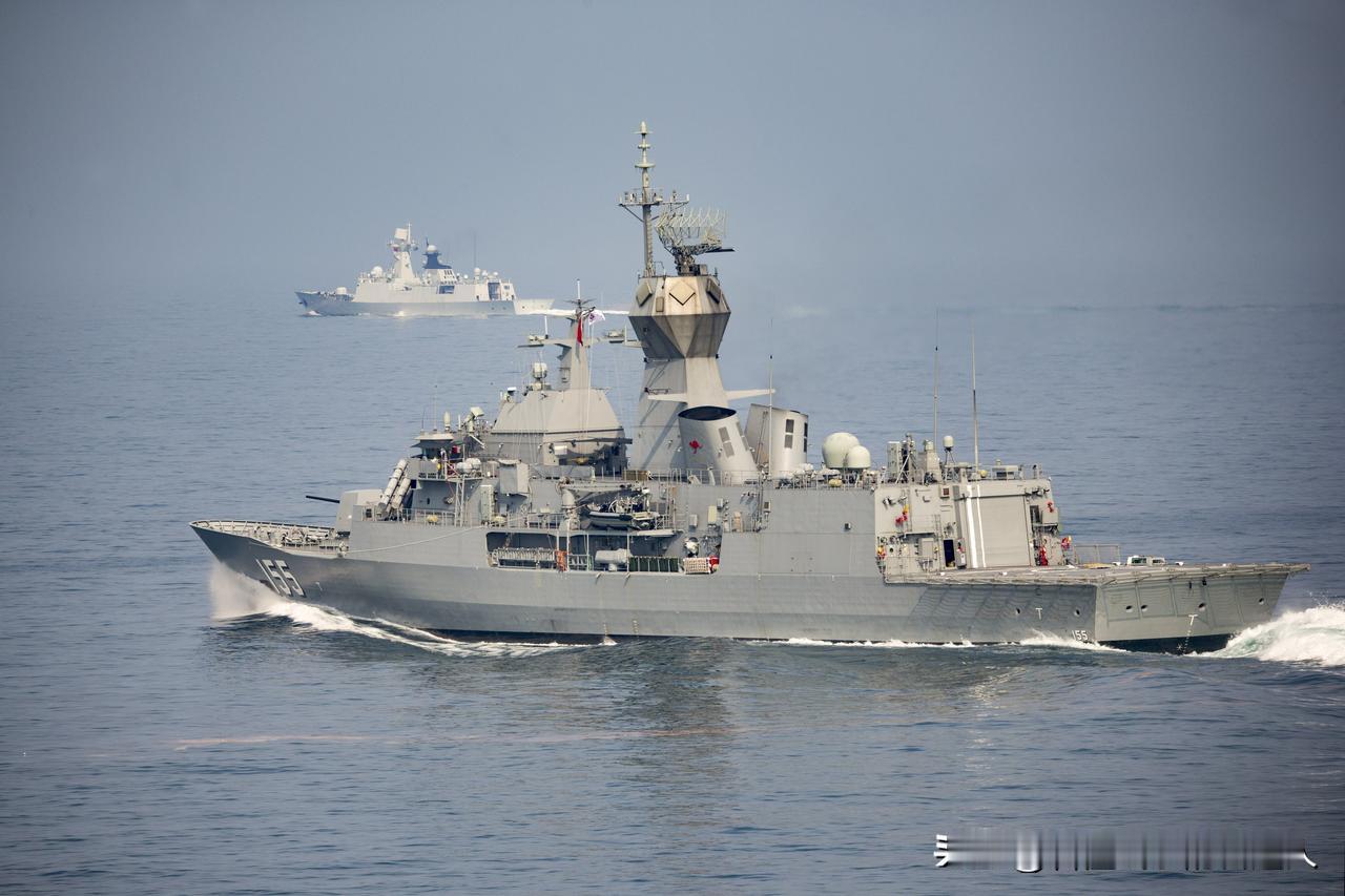 东部战区火速出击，直接把澳军护卫舰逼退在台海防线！很多人以为，堪培拉只是跟着美军