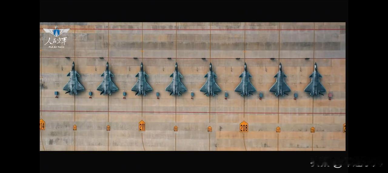 八架“威龙”歼20一字排开，不怒自威！大国空军，实力不容低调…这家伙的，8架
