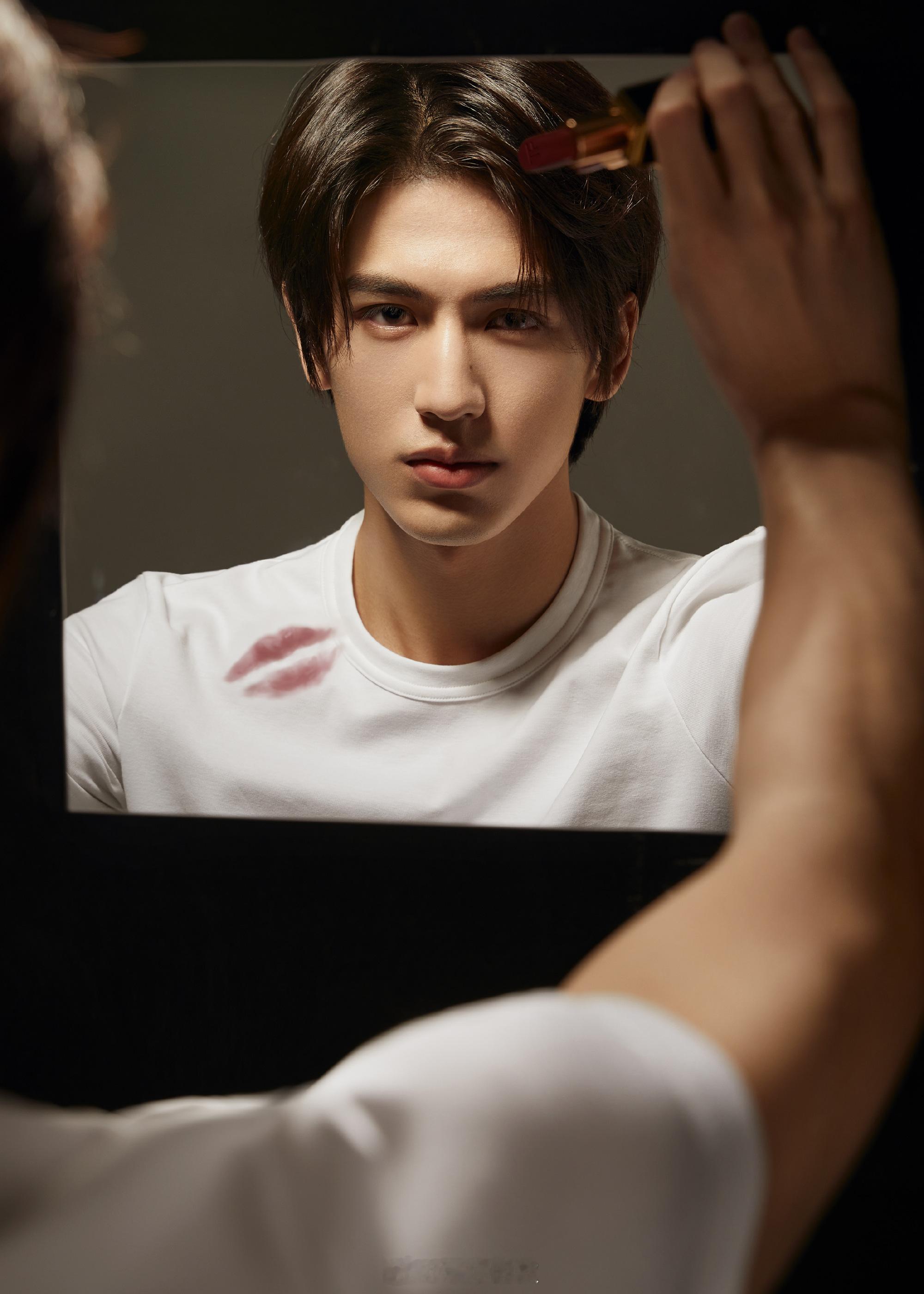 张凌赫小学毕业留影张凌赫小学毕业合照从毕业照C位到舞台中心，有些人的人生轨迹早