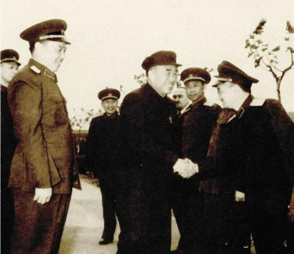 1958年，廖汉生陪同朱德视察南京军事学院。1957年，南京军事学院的创始人、老