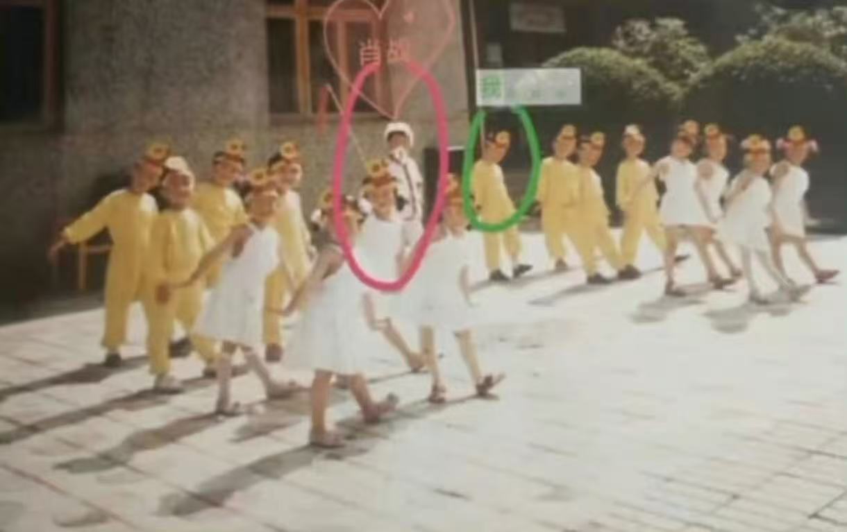 肖战幼时肖战幼儿园汇演肖战幼时[捂眼睛]肖战​​​​