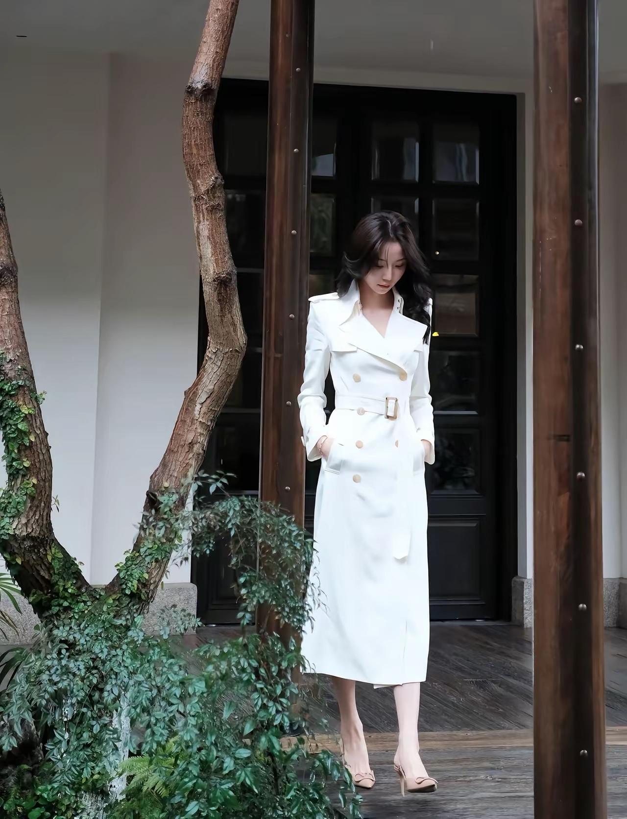 白色风衣，很是帅气