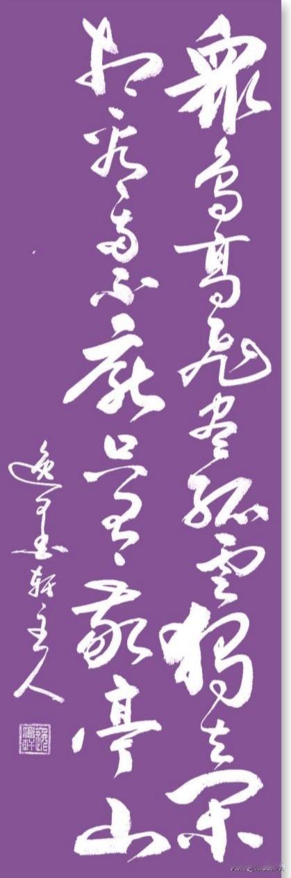 天地间所有飞鸟都远远飞尽，一片孤云悠然飘走、自在悠闲。世间万物都散去，只剩诗人