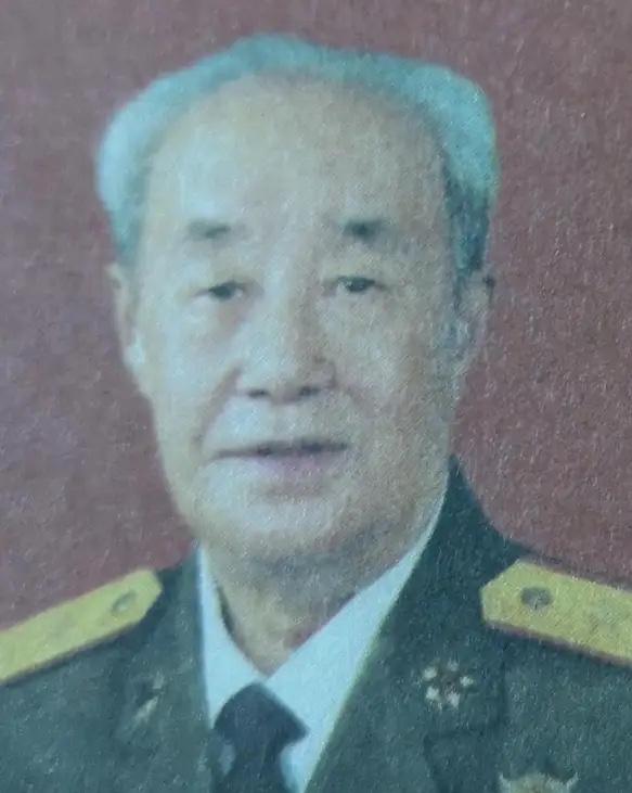 1961年原沈阳军区司令邓华上将前往川西高原视察，路遇驻军第130师，师长董占林