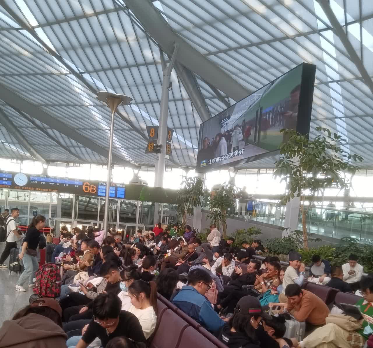 用包包占座应不应该现在社会冷漠的很，<em>候车大厅</em>里好多座位都是包包