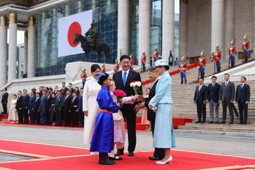 蒙古国总统乌·呼日勒苏赫及夫人鲁·包勒尔筞筞格7月8日在苏赫巴托广场正式迎接日本