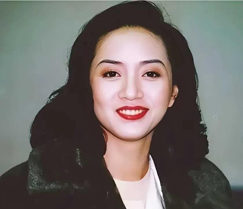 怪不得当年梅艳芳，周润发好多明星要排挤利智，原来她得罪了何鸿燊的四个太太。何鸿