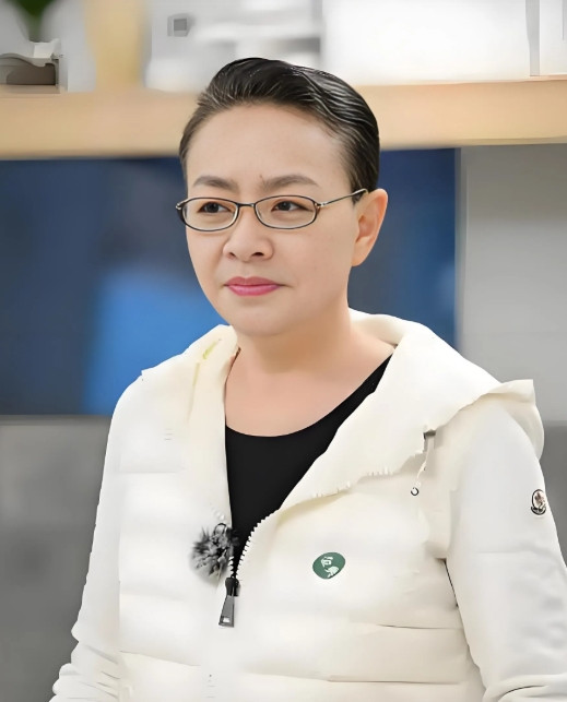 宋丹丹说自己与英达共同走过了十年的时光，共同度过了生命中最重要的一段光阴，从浪漫