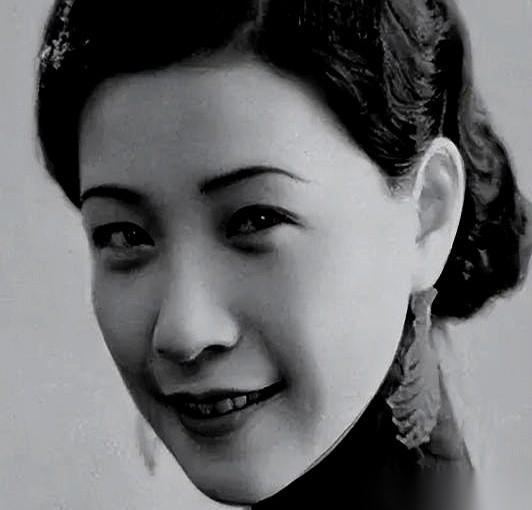 1928年，徐志摩母亲一把推开了儿子的房门。没有争吵，没有哭闹。屋里飘着一股淡