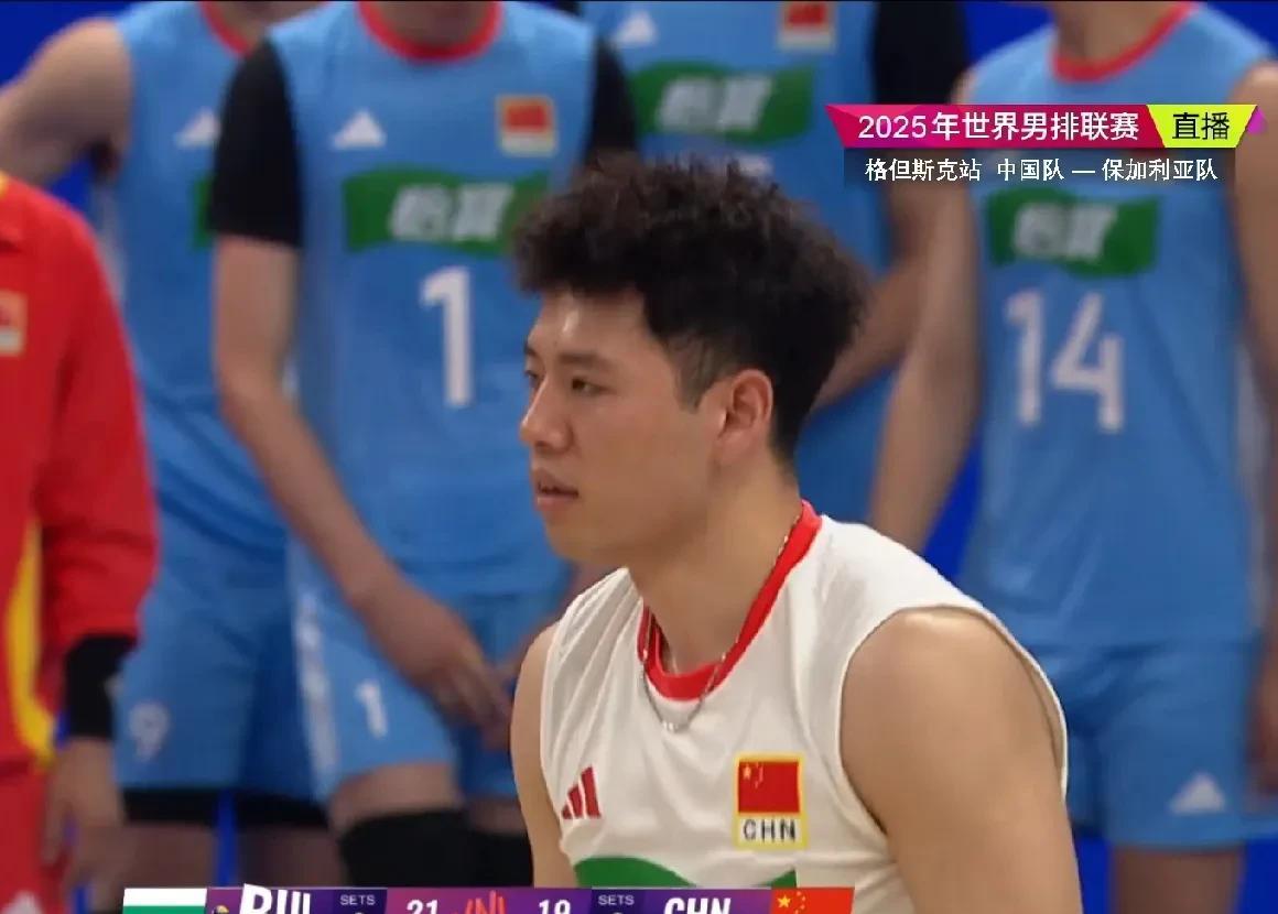 【中国男排再遭零封，自由人曲宗帅失误抢戏】中国男排第三局在20-24时，用王鹤