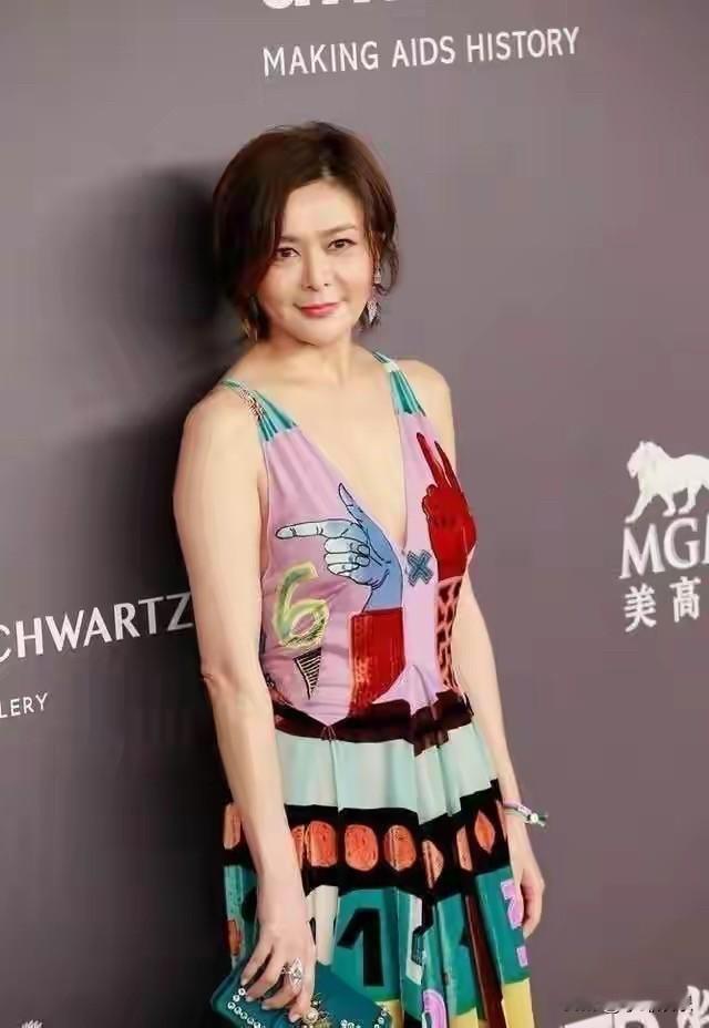 年过六旬的关之琳依旧美丽动人。她是那种自始至终都明艳动人的明星，天生丽质的面容加