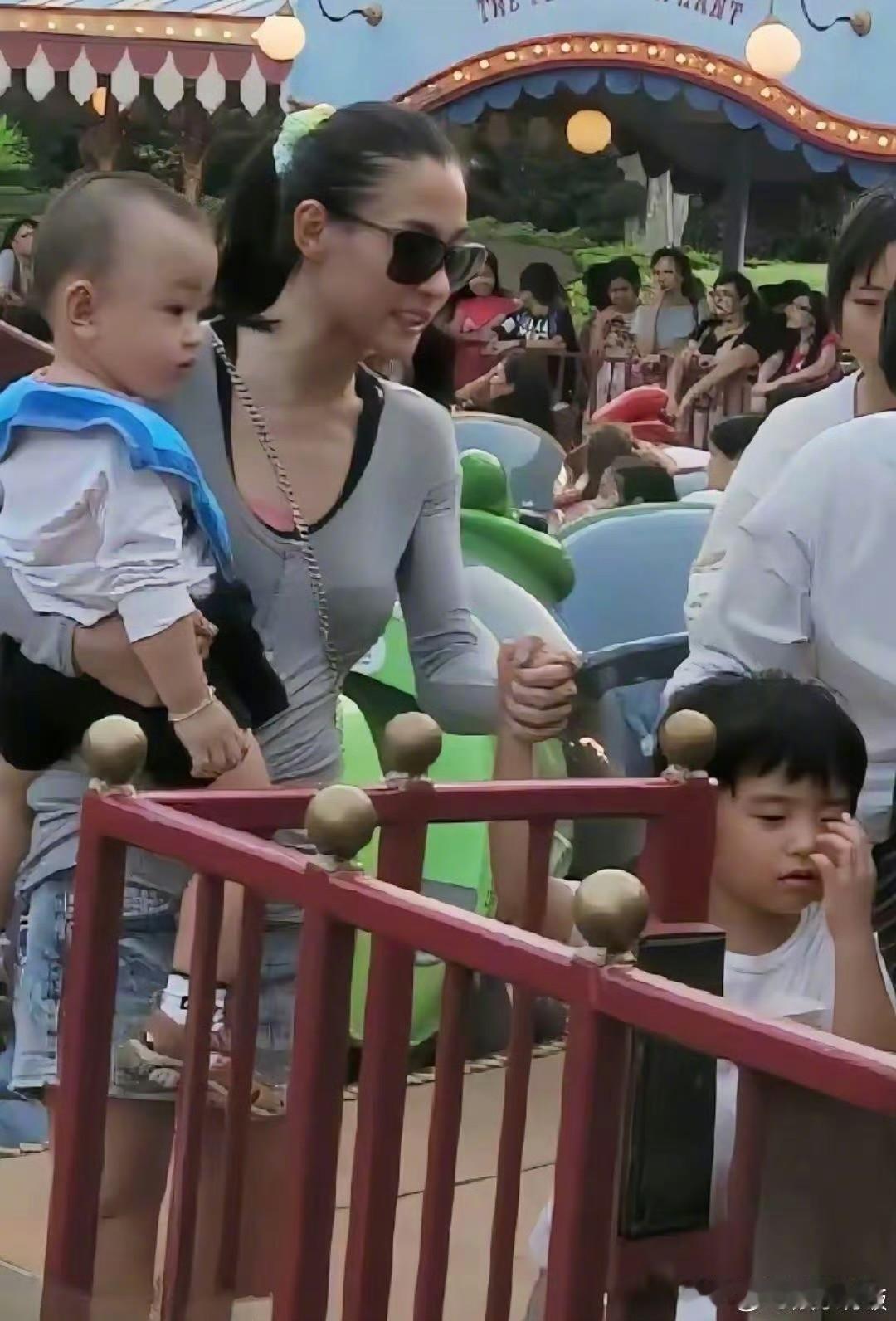 张柏芝大家都不用可怜她她独自带两娃多少年，人家是配了保姆的，谢霆锋一年几千万