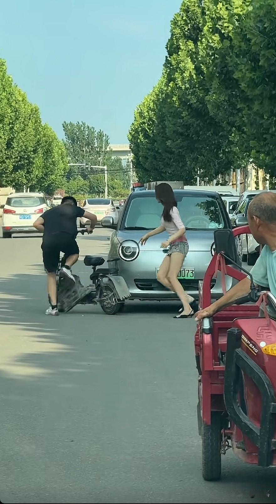 这碰个车，这把媳妇都找上了[哭哭]