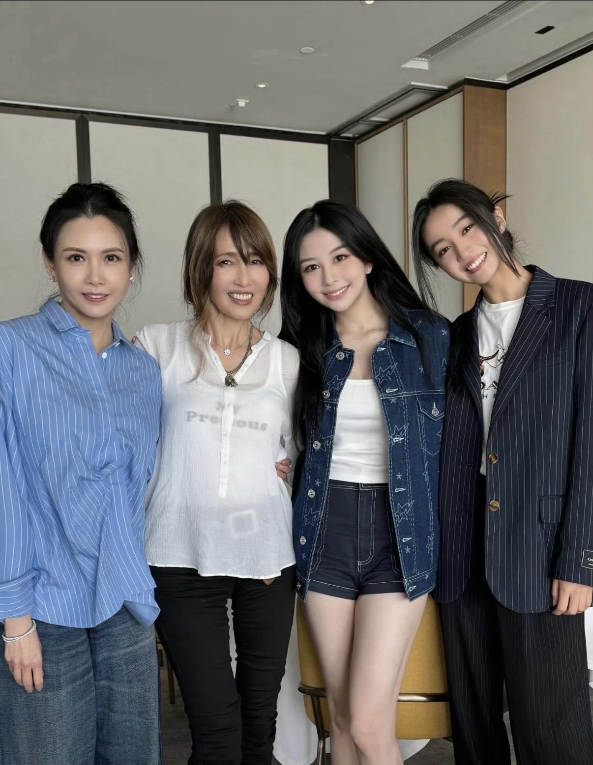 邱淑贞女儿沈月晒出一组合照，照片上4位美女，从左到右依次是：邱淑贞，木村