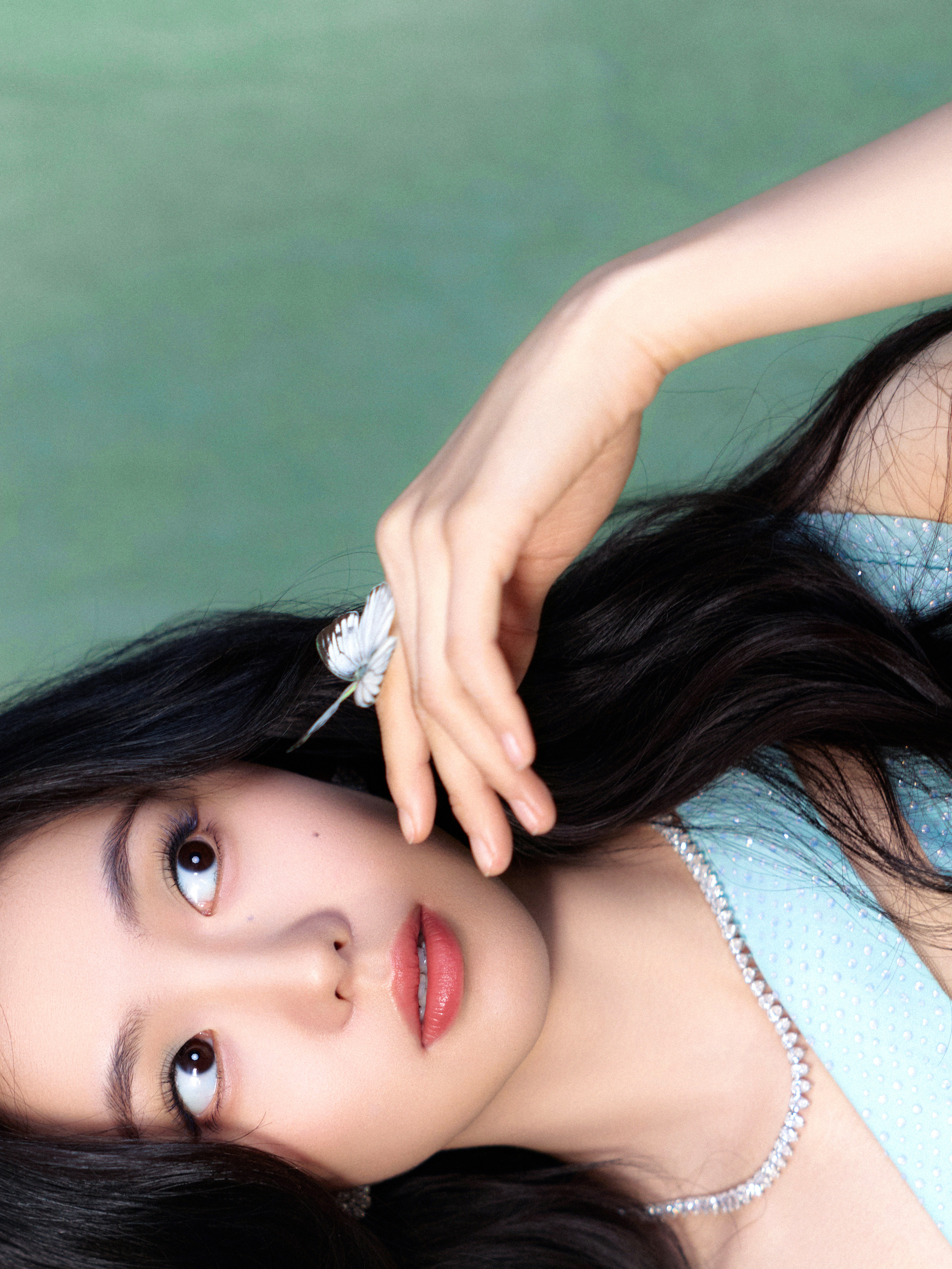 演员刘浩存今日出席合作品牌发布会造型图集，身着RachelLai2026春夏