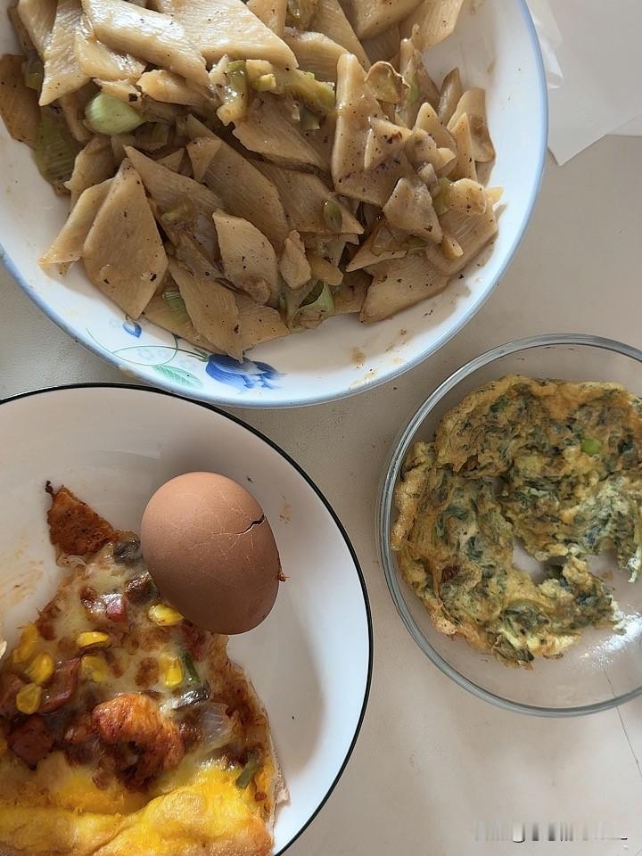 今日早餐，剩饭剩菜，唯一的亮点是鸡蛋炒野菜，野菜叫少花米口袋，是我在甘井