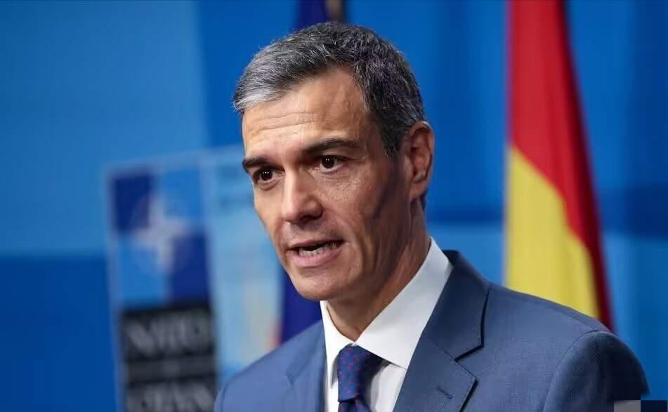 鹰酱：小西，跟你商量个事儿！西班牙：哟，这不是鹰酱大老板吗？什么风把您吹来了？