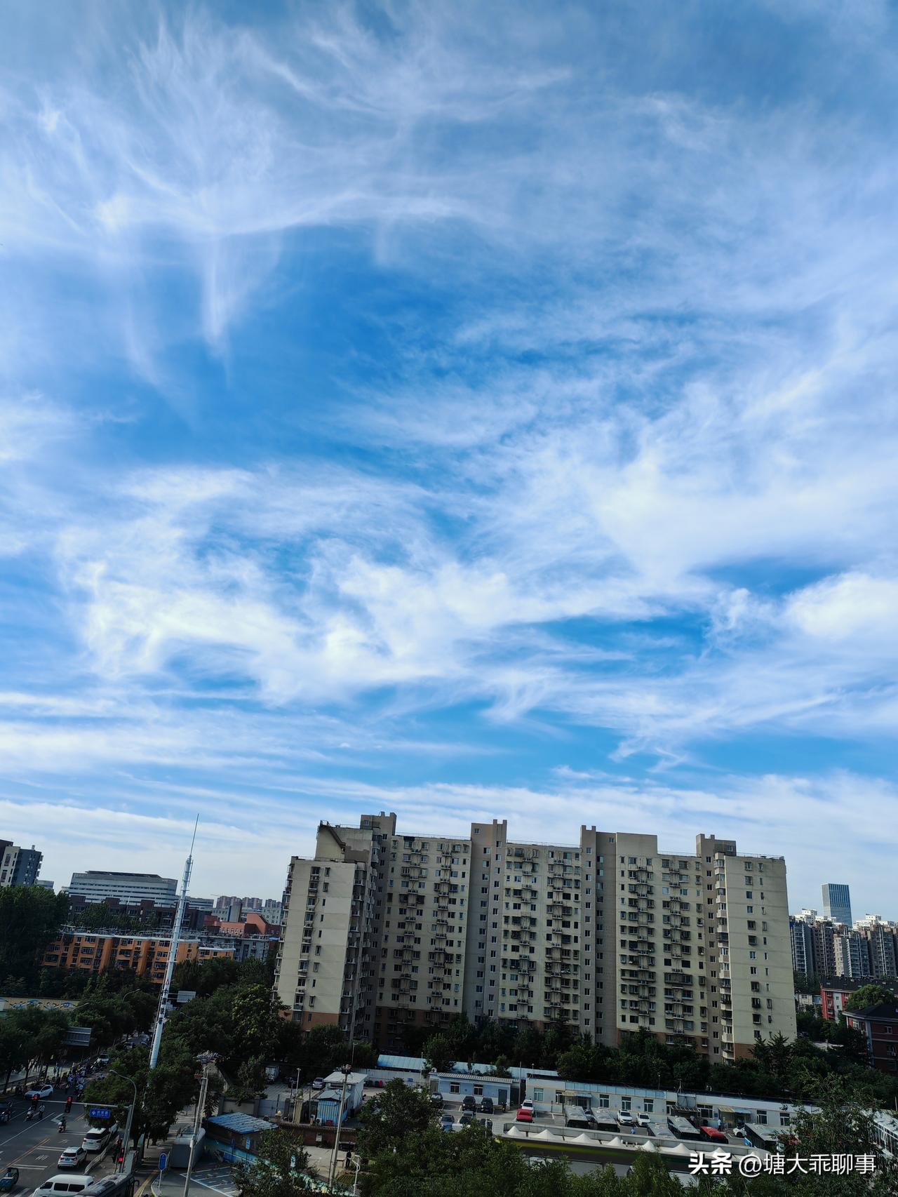 一万块钱在当下真不多买一部手机旅游一周但对某些人来说真的不少看一