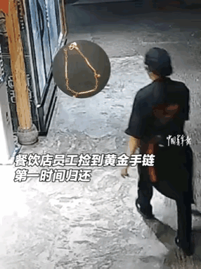 监控下的5秒，看清人性高光！山东枣庄一家餐饮店，监控记录下暖心一幕：员工休
