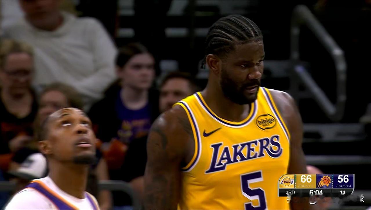 我强烈建议湖人立刻裁掉中锋艾顿！在今天湖人客场以110：113不敌太阳的比赛中，