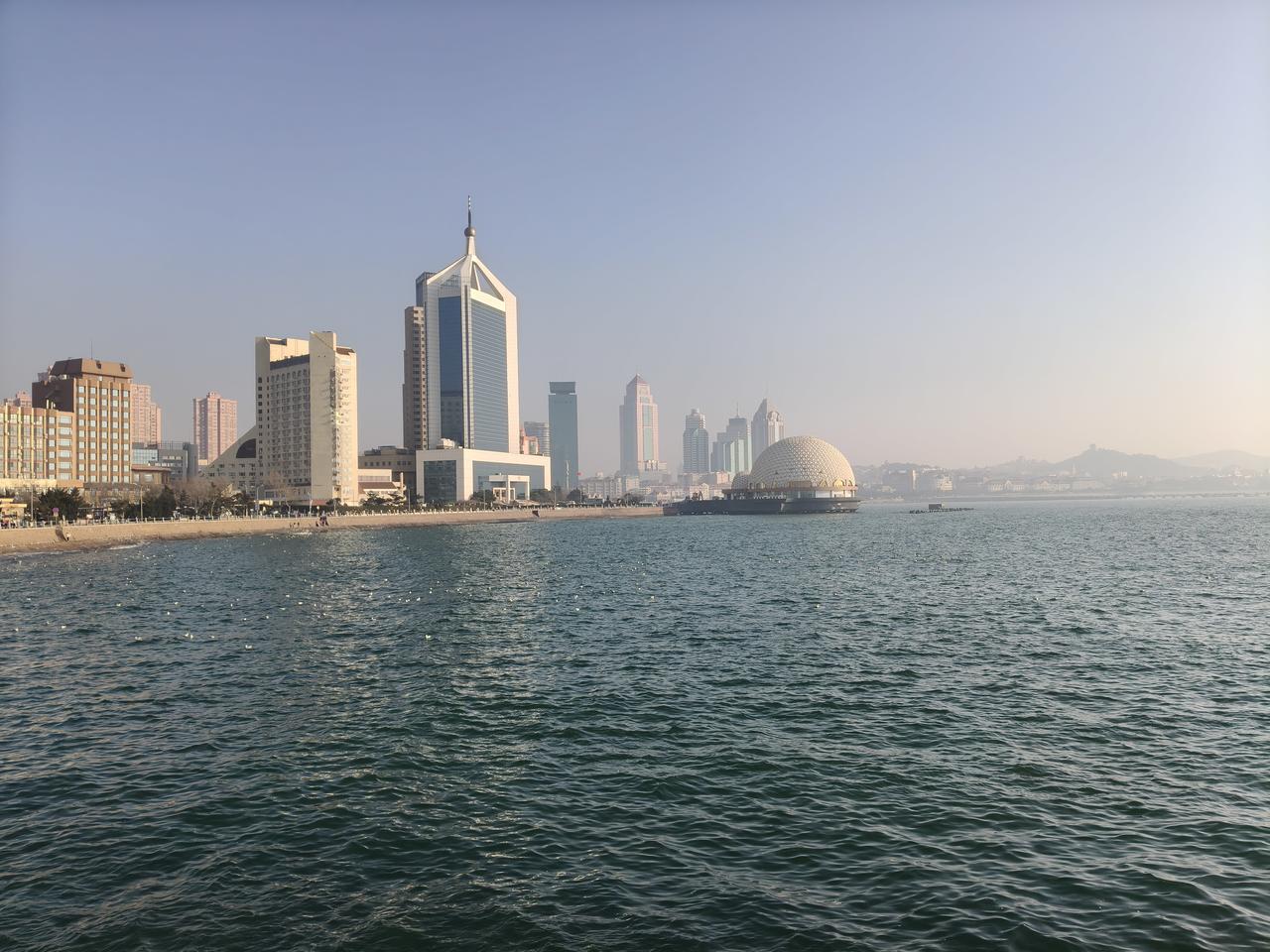 青岛适合旅游，景色确实美，城市现代化美景与大自然浑然天成，不去不知道，去过以后会