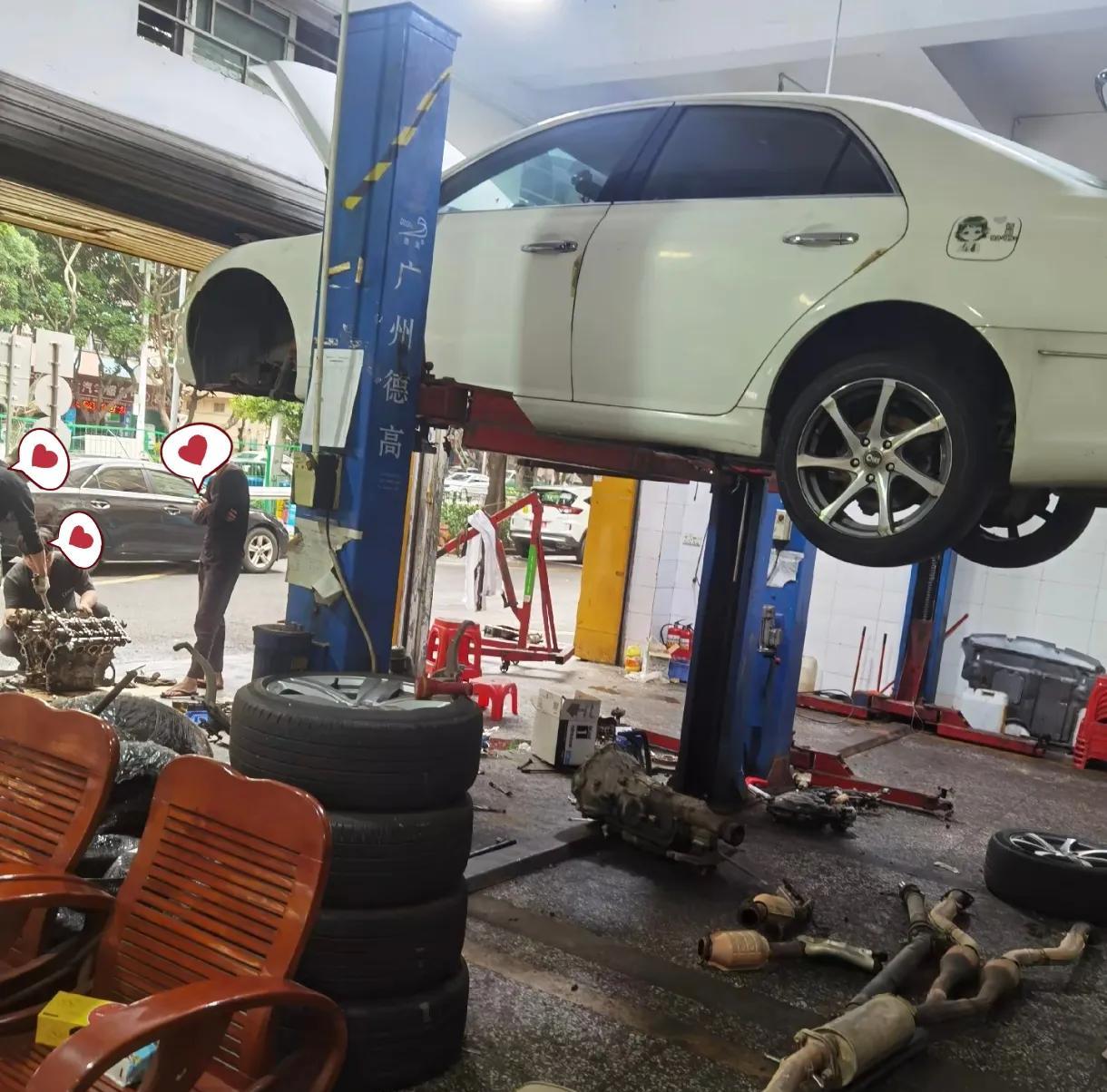 修车店的老板发现维修工下班后还在修车，他就过去问怎么回事？维修工说是自己的车坏了